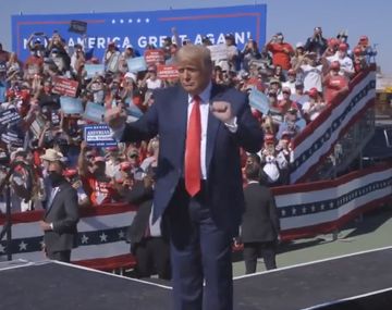 Extravagante cierre de Trump bailando YMCA