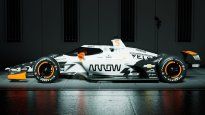 Este año, cada uno de los coches Arrow McLaren irá vestido con su propia decoración para las 500 Millas de Indianápolis. El coche nº 5 de OWard es blanco, con el morro y los laterales negros, pero el icónico color naranja aparece en su dorsal, los retrovisores laterales, los extremos del alerón y el alerón. Este año, cada uno de los coches Arrow McLaren irá vestido con su propia decoración para las 500 Millas de Indianápolis. El coche nº 5 de OWard es blanco, con el morro y los laterales negros, pero el icónico color naranja aparece en su dorsal, los retrovisores laterales, los extremos del alerón y el alerón.
