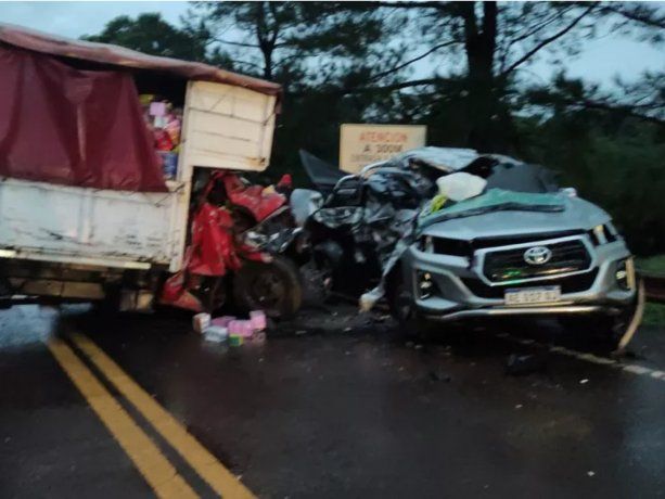 Misiones: choque frontal entre un camión y una camioneta deja dos muertos en Campo Grande