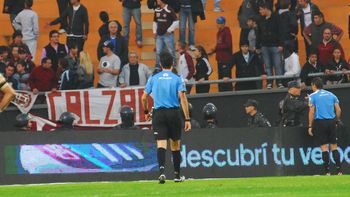 lanus: un hincha muerto y otro herido en el estadio unico lanus: un hincha muerto y otro herido en el estadio unico