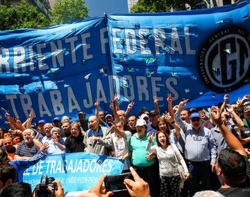 Sindicalistas piden que ningún trabajador gane menos de $111 mil