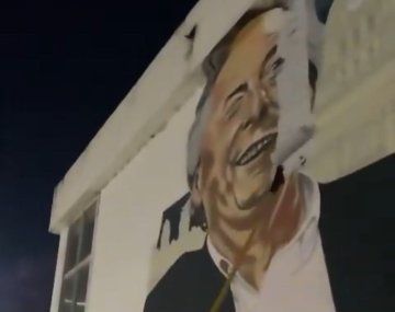 Taparon un mural de Néstor Kirchner en la sede del Correo Argentino en Retiro