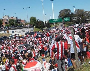 Tránsito colapsado en la autopista Ricchieri por la caravana de River