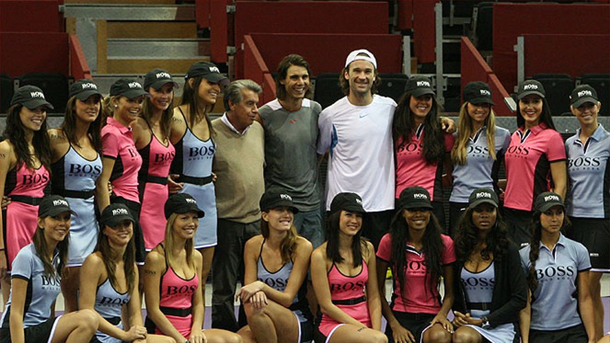 Tenis con glamour se vienen las modelos recogepelotas