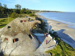 Atlántida, uno de los principales balnearios uruguayos, tendría las condiciones para tener su puerto deportivo. Atlántida, uno de los principales balnearios uruguayos, tendría las condiciones para tener su puerto deportivo.