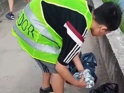 Juntaba tapitas para comprar una PC: periodistas lo ayudaron y pudo cumplir su sueño