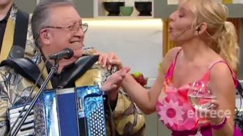 el picante momento en vivo de jimena monteverde con los palmeras: ¿me dan la cola? el picante momento en vivo de jimena monteverde con los palmeras: ¿me dan la cola?