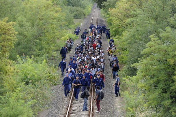 Hungría: despiden a una periodista que le metió la pata a un refugiado y lo hizo caer
