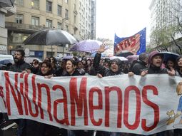 Ni una menos, un grito que no cesa Ni una menos, un grito que no cesa