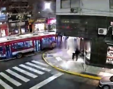 Así fue el choque del bondi en Recoleta: una mujer se salvó de milagro