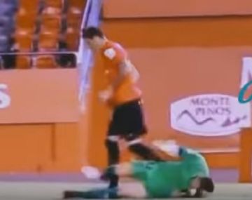 Este arquero quiso simular un golpe