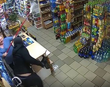 Un ladrón quiso robar en su local armado: lo echó con su lampazo