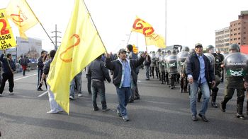 colectiveros de la linea 60 deponen su actitud y dejan libre el transito en panamericana colectiveros de la linea 60 deponen su actitud y dejan libre el transito en panamericana