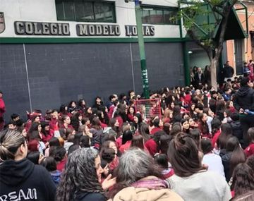 La comunidad educativa realizó una protesta frente al colegio de Lomas de Zamora.