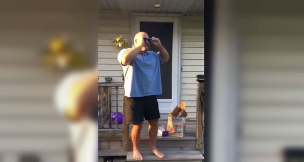 La familia de este papá le hizo un regalo a todo color