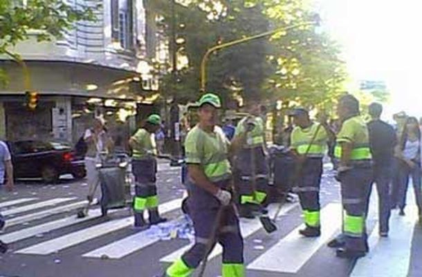 Los barrenderos protestan frente a la Municipalidad