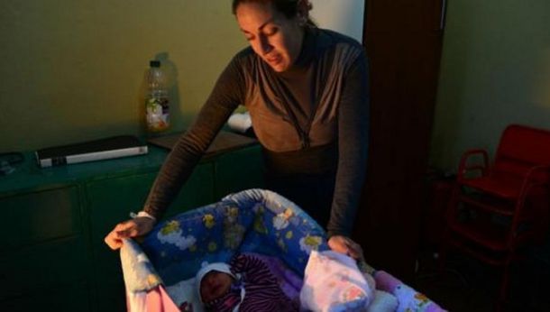 Tuvo a su bebé en el inodoro porque no la atendian en el hospital