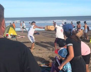 Video: insólita pelea entre vendedores ambulantes en una playa de Villa Gesell