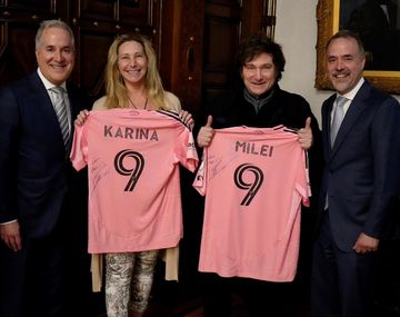 Milei posó con la camiseta autografiada de Lionel Messi: Con cariño...