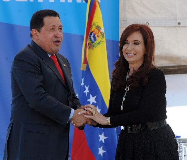 Cristina Fernández suspendió su acto por la muerte de Hugo Chávez