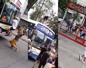 Jóvenes bailaban en una calle de Lanús y se treparon a los techos y parabrisas de los colectivos que pasaban por el lugar