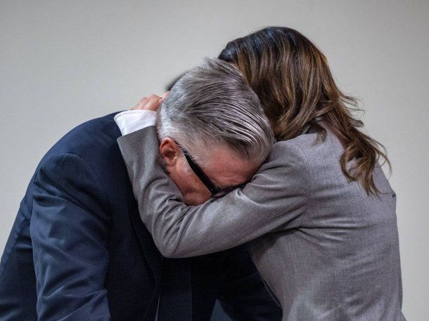 Alec Baldwin y su mujer se abrazaban emocionados al terminar el juicio. (Gtres)