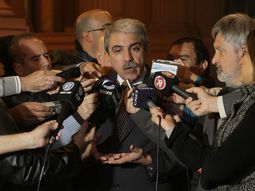 aca, un vaso de agua y una puteada de carrio no se le niega a nadie aca, un vaso de agua y una puteada de carrio no se le niega a nadie