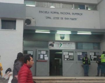 Evacuaron un colegio en Neuqué por lo que sería gas pimienta - Crédito:&nbsp;lmneuquen.com