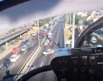 Triple choque en la avenida General Paz entre dos autos y una moto: un policía herido