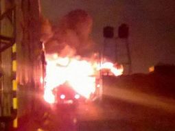 Voraz incendio en una fábrica de neumáticos