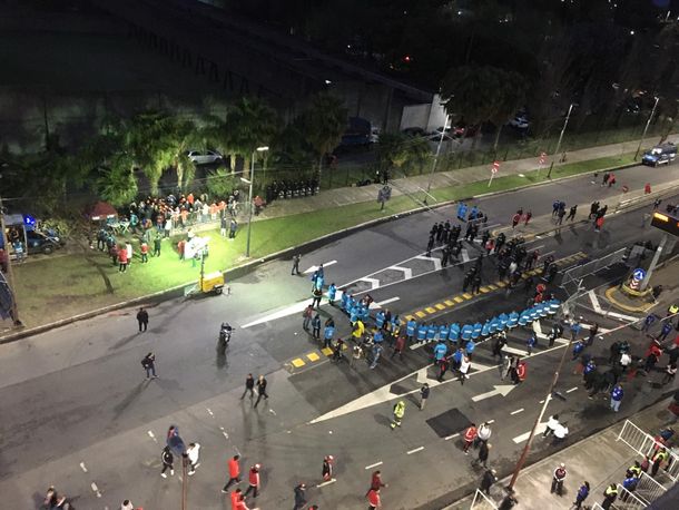 Los hinchas con restricción de ingreso fueron apartados en una suerte de corralito
