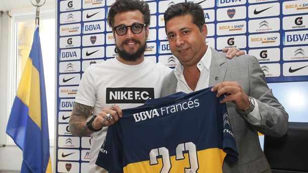 Angelici y Osvaldo acordaron la salida del delantero del club
