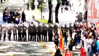 la policia de la ciudad reprimio a algunos manifestantes frente a la secretaria de trabajo la policia de la ciudad reprimio a algunos manifestantes frente a la secretaria de trabajo