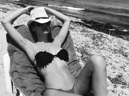 Pampita, diosa en Ibiza