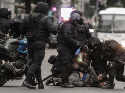 video: valiente policia le pego a un hombre esposado pero no escapo de su karma video: valiente policia le pego a un hombre esposado pero no escapo de su karma