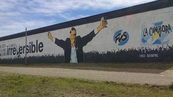 la campora pinto un mural junto a los restos de nestor la campora pinto un mural junto a los restos de nestor