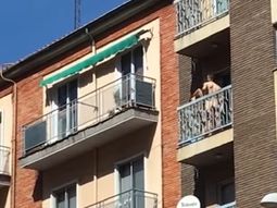 Una pareja fue filmada mientras tenía sexo en un balcón Una pareja fue filmada mientras tenía sexo en un balcón