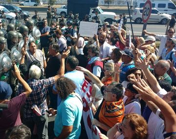 Tensión en el Acceso Oeste: Gendarmería intenta evitar el corte de los trabajadores del Posadas