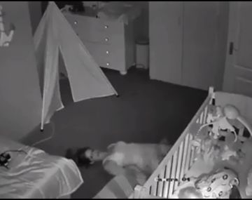 Los extraños movimientos de una madre poseída junto a la cuna de su bebé
