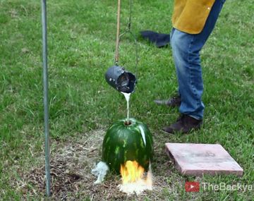 Aluminio fundido adentro de una sandía