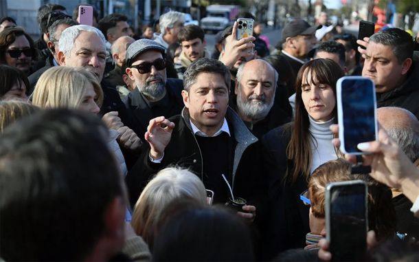 Axel Kicillof cerró la campaña electoral recorriendo obras.