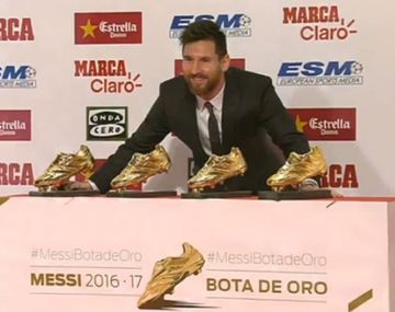 El rosarino posa con sus cuatro distinciones