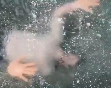 Casi muere congelado y el video se volvi&oacute; viral