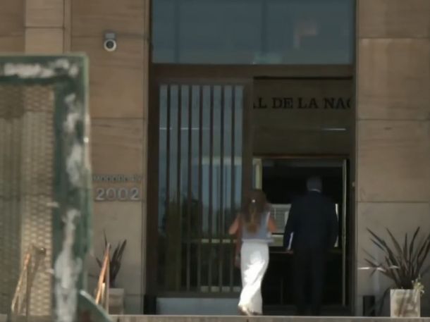 Así ingresó Ornella Calvete a los tribunales de Comodoro Py