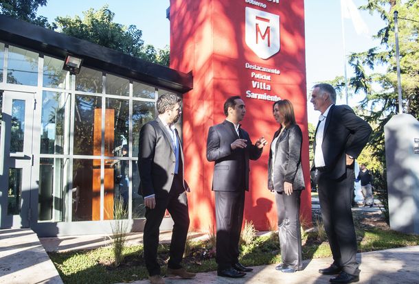 Tagliaferro y Vidal inaugurando un destacamento policial en la Plaza Alsina