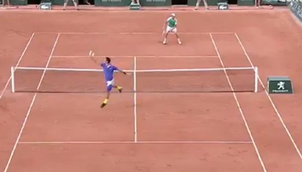 Tomic terminó aplaudiendo a Thiem en un punto increíble