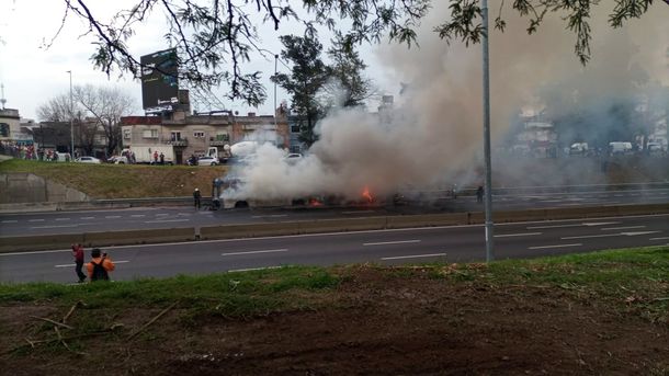 Se incendió un colectivo en medio de la General Paz
