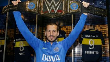 El goleador de Boca posa con el cinturón de la WWE El goleador de Boca posa con el cinturón de la WWE
