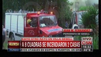 el momento del incendio en una vivienda tras caer un rayo el momento del incendio en una vivienda tras caer un rayo