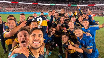 la selfie del triunfo: el festejo de los jugadores de boca en el monumental la selfie del triunfo: el festejo de los jugadores de boca en el monumental